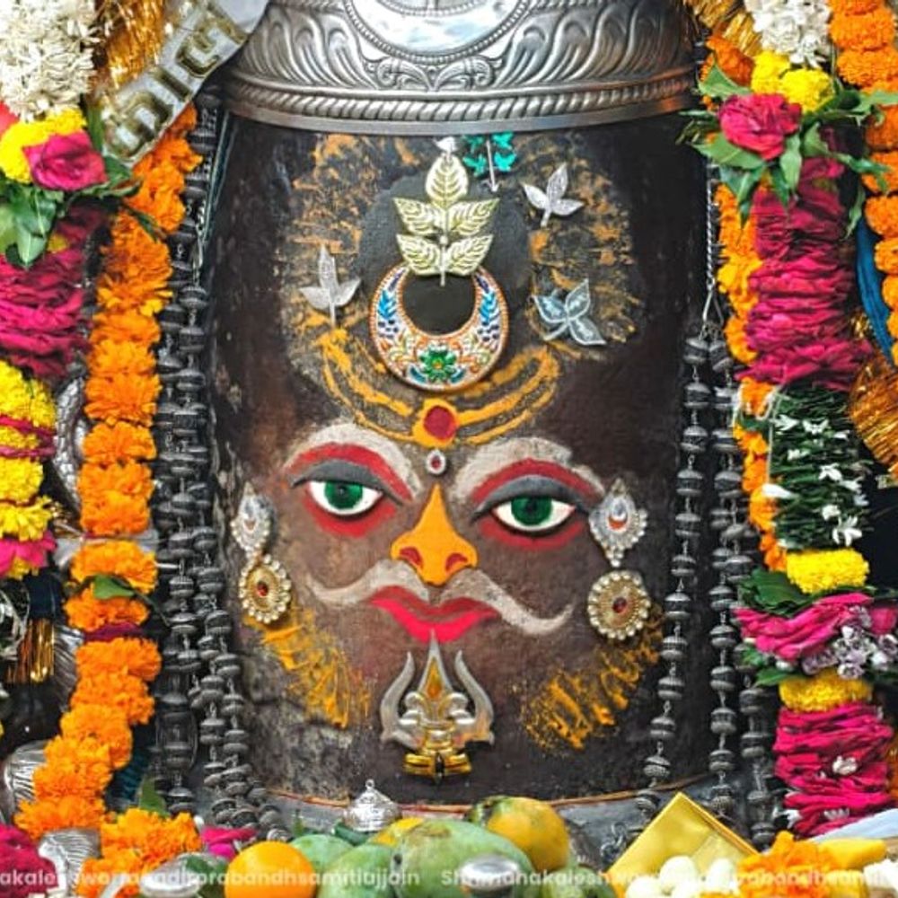 
                 सोमवार भस्म आरती दर्शन:बाबा महाकाल का पंचामृत पूजन कर राजा स्वरूप श्रृंगार 
            