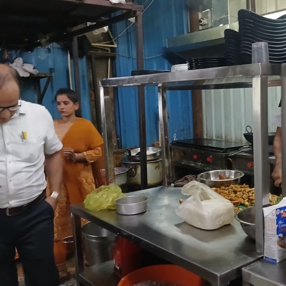 
                 ऑनलाइन मंगाए पास्ता से होंठ-गाल पर सूजन आई, सैंपल लिए:भोपाल में ग्राहक की शिकायत पर कार्रवाई; एक रेस्टोरेंट की लस्सी में कीड़ा मिला 
            