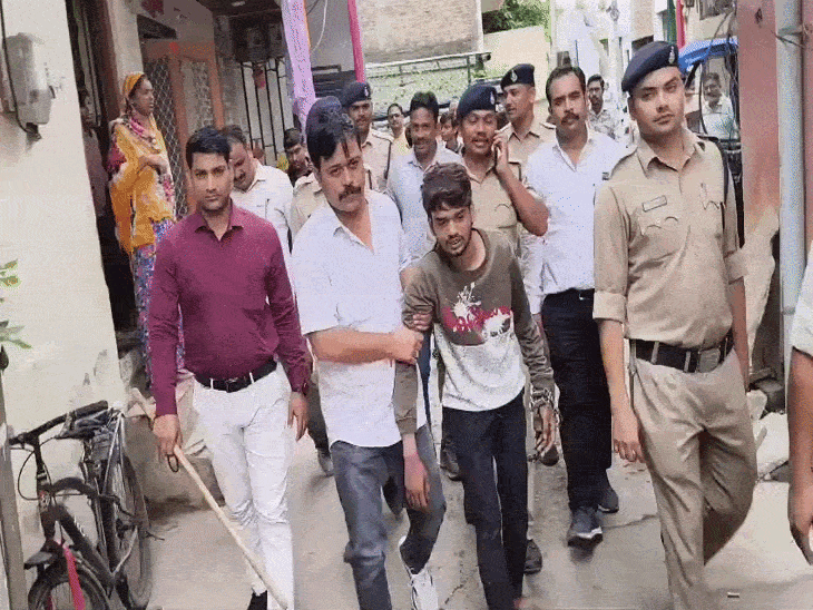 
                 ताऊ की हत्या के बाद खुद ही मचाया शोर:खून से दीवार पर बनाए हाथों के निशान; नशे-पैसों के लिए भतीजे ने किया मर्डर, अरेस्ट 
            