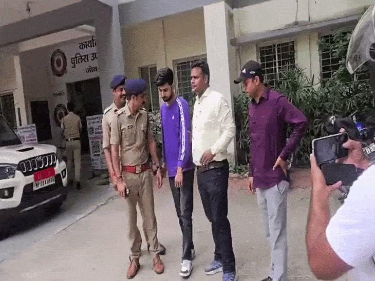 
                 इंदौर में नौकरी के नाम पर छात्रों से ठगी:313 ओरिजनल मार्कशीट के साथ कंसलटेंसी संचालक अरेस्ट, वापस करने के लिए ₹5 हजार मांगता था 
            