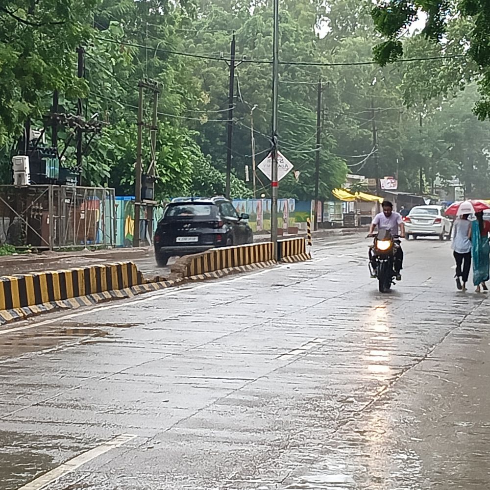 
                 श्योपुर में देर रात से रिमझिम बारिश, गर्मी से राहत:किसान बोले-खरीफ फसलों को फायदा; 22 जुलाई के लिए येलो अलर्ट 
            