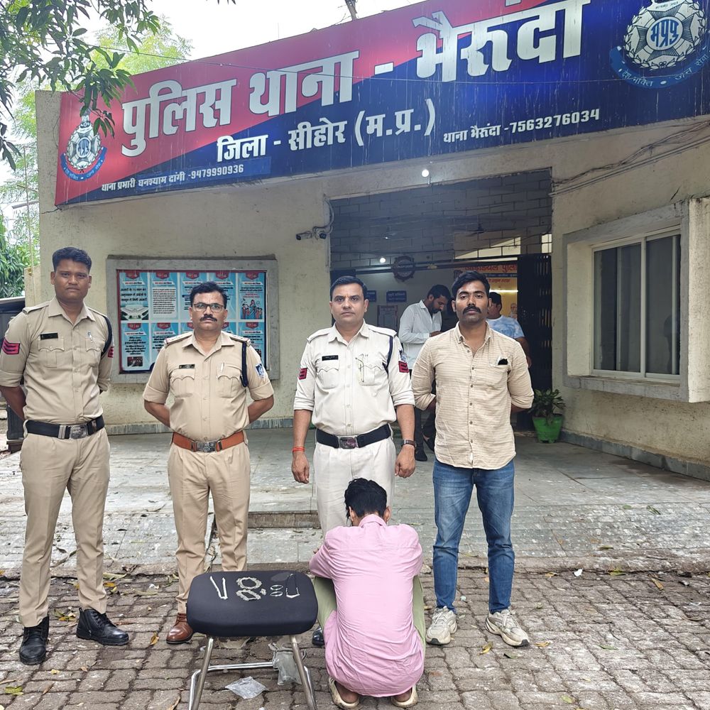 
                 सीहोर में वाहन चोरी का फरार आरोपी गिरफ्तार:पुलिस ने दो घरों की चोरी सुलझाई, एक लाख के चांदी के गहने बरामद 
            