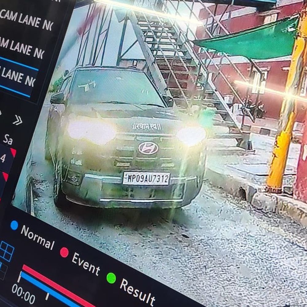 
                 देवास में छह मिनट में 22 लाख की कार चोरी:सीसीटीवी में कैद वारदात, जीपीएस निष्क्रिय; की-लेस सिस्टम हैक कर चोरी की आशंका 
            