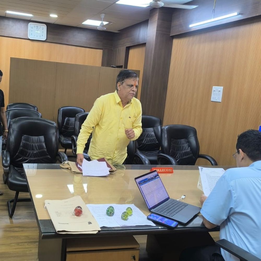 
                 जिला अस्पताल में उपस्थिति से छेड़छाड़ की शिकायत:मॉड्यूलर ओटी ड्यूटी का दबाव, पंचायत पर मदद रोकने का आरोप 
            