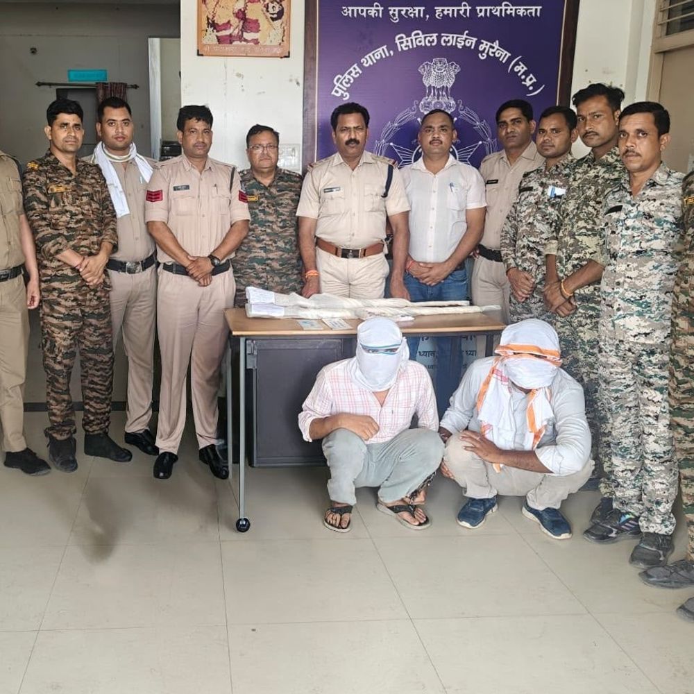 
                 फायरिंग करने वाले दो आरोपी गिरफ्तार:मुरैना में मेड़ के विवाद में की थी फायरिंग, दो बंदूक बरामद 
            