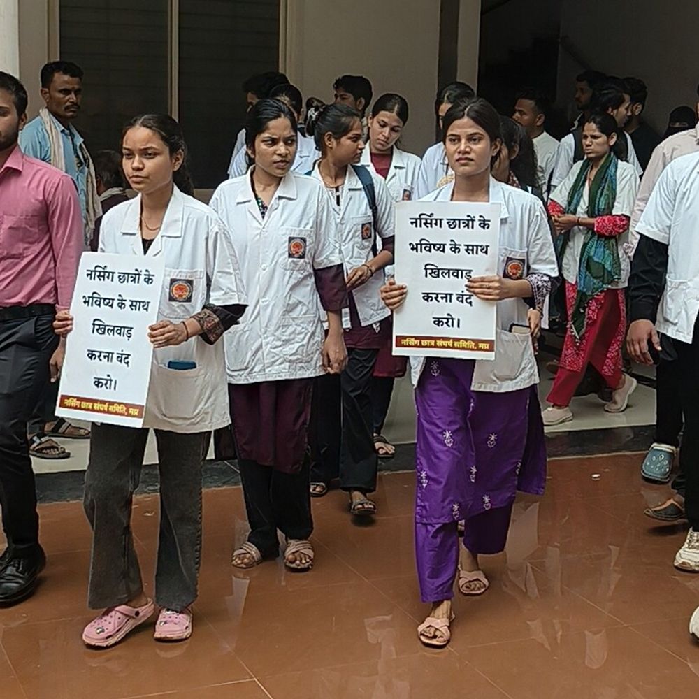 
                 गुना में नर्सिंग छात्रों का कलेक्ट्रेट पर प्रदर्शन:बोले- न परीक्षाएं हो रहीं, न स्कॉलरशिप मिल रही; अधर में लटका हुआ है भविष्य 
            