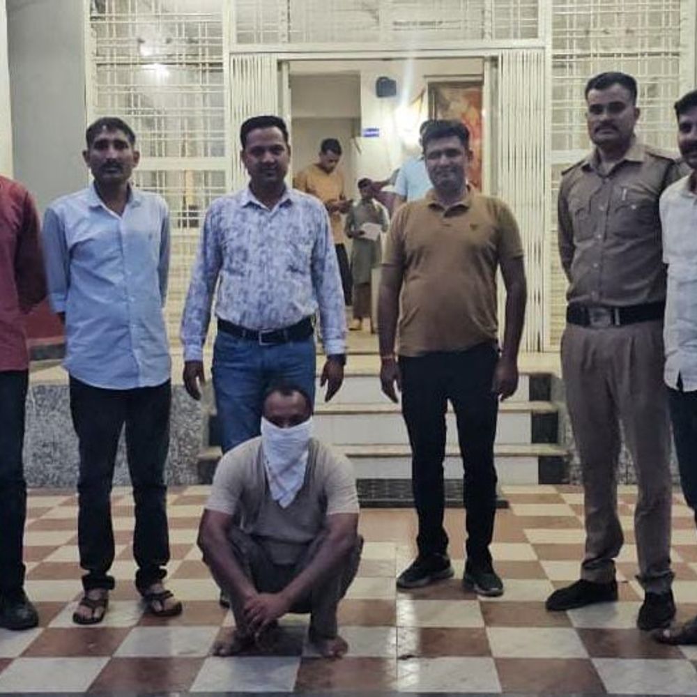 
                 16 साल से फरार चल रहा पारदी बदमाश पकड़ाया:लगातार ठिकाने बदलकर देता था पुलिस को चकमा; गिरफ्तारी पर 68 हजार का इनाम घोषित था 
            