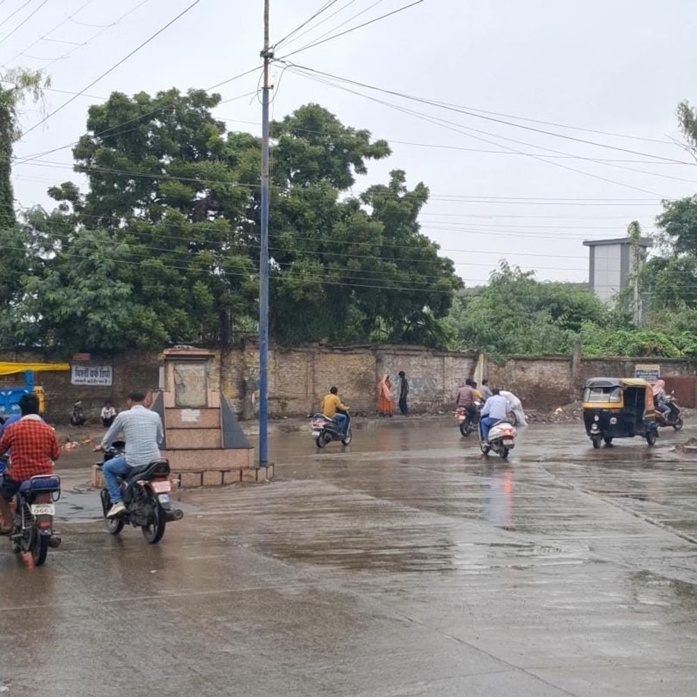 रात में बरसा फिर थमा, सुबह से रिमझिम बारिश जारी:खंडवा में लंबी खेंच के बाद एक इंच पानी गिरा; खेती के लिए मिला बूस्टर डोज