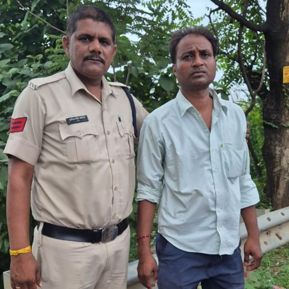 
                 नर्मदापुरम पुलिस ने बचाई दो व्यक्तियों की जान:नर्मदा पुल से कूदने से पहले पहुंची पुलिस, बैंक में पेट्रोल डालकर की आत्मदाह कोशिश 
            
