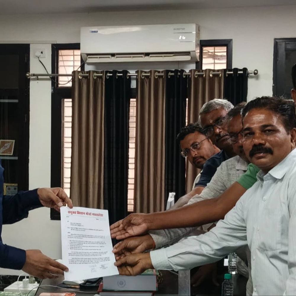 
                 भोपाल कूचकर सीएम हाउस घेरने की तैयारी में किसान:संयुक्त किसान मोर्चा की चेतावनी, 23जुलाई तक मांग नहीं मानने पर रेल भी रोकेंगे 
            