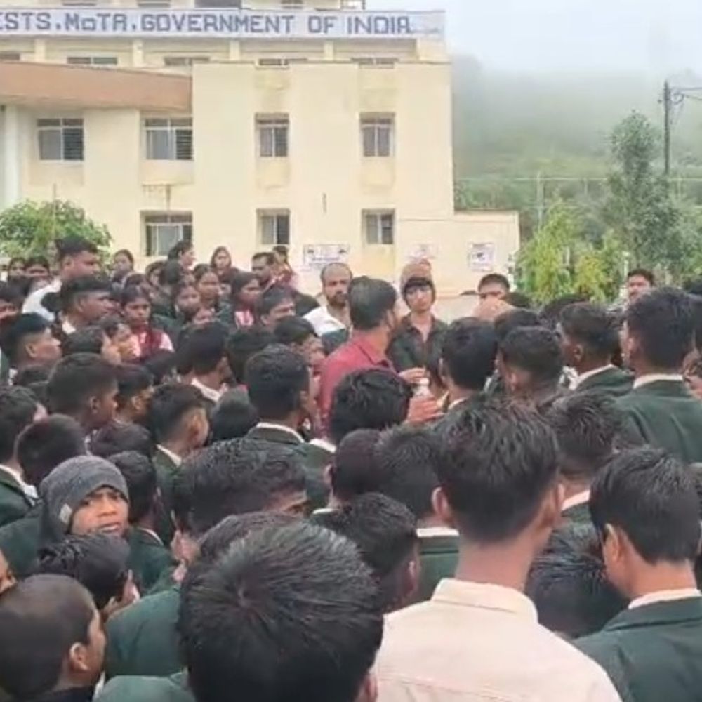 
                 तामिया एकलव्य स्कूल में भोजन की गुणवत्ता की हुई जांच:प्राचार्य और उप प्राचार्य पर कार्रवाई की तैयारी, छात्रों की शिकायत पर जांच में मिली खामियां 
            