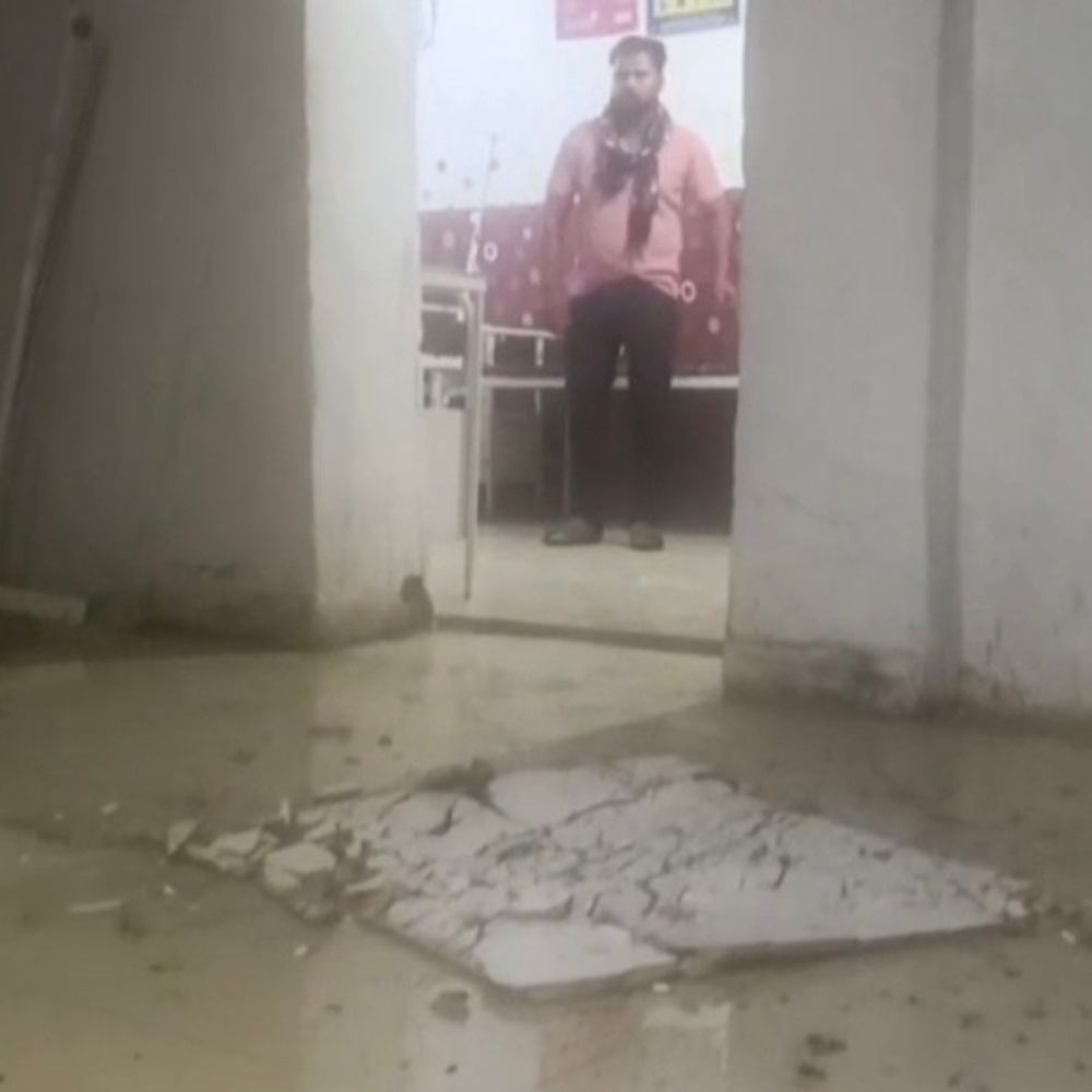 अस्पताल में जनरल वार्ड की छत का प्लास्टर गिरा:मरीज और परिजन सुरक्षित; मेंटेनेंस की गुणवत्ता पर सवाल