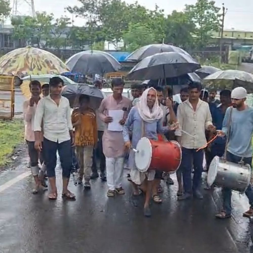 
                 बारिश में छाता लेकर ढोल के साथ पहुंचे ग्रामीण:राजगढ़ की घोड़ाखेड़ा पंचायत में लाखों के घोटाले की जांच की मांग 
            