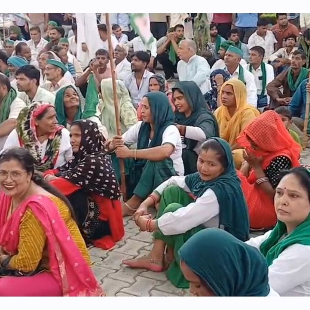हापुड़ में किसानों ने कलेक्ट्रेट का घेराव किया:अमेरिका ट्रेड डील समेत 11 मांगों पर डीएम को सौंपा ज्ञापन