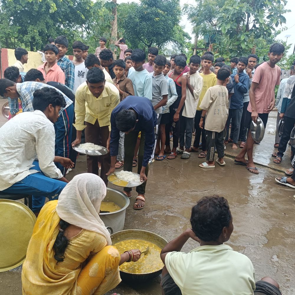 
                 आदिवासी छात्रावास में चावल में कीड़े, सड़े आलू की सब्जी:डिंडौरी में छात्र बोले- जिस दिन अफसर आते हैं, उसी दिन टॉयलेट साफ होती है 
            