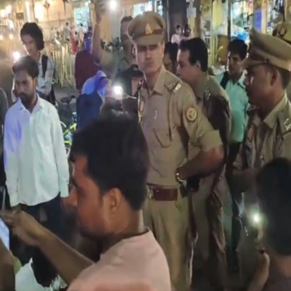 अखिलेश यादव की रिहाई की मांग पर अड़े सपाई:दिल्ली पुलिस और भाजपा पर लगाए आरोप, दो घंटे से धरना जारी