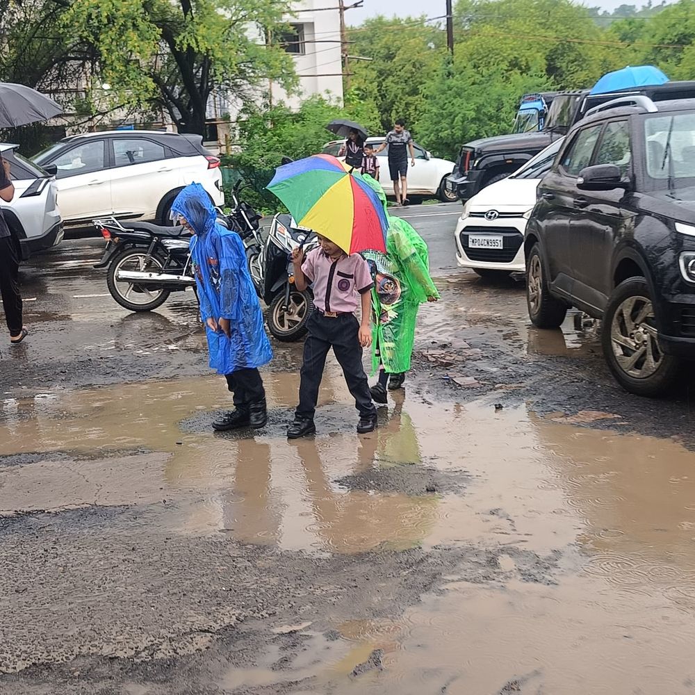 
                 रायसेन में रात एक बजे से हो रही तेज बारिश:7 घंटे गिरे पानी से सूखे धान के खेत लबालब, किसानों को राहत मिली 
            