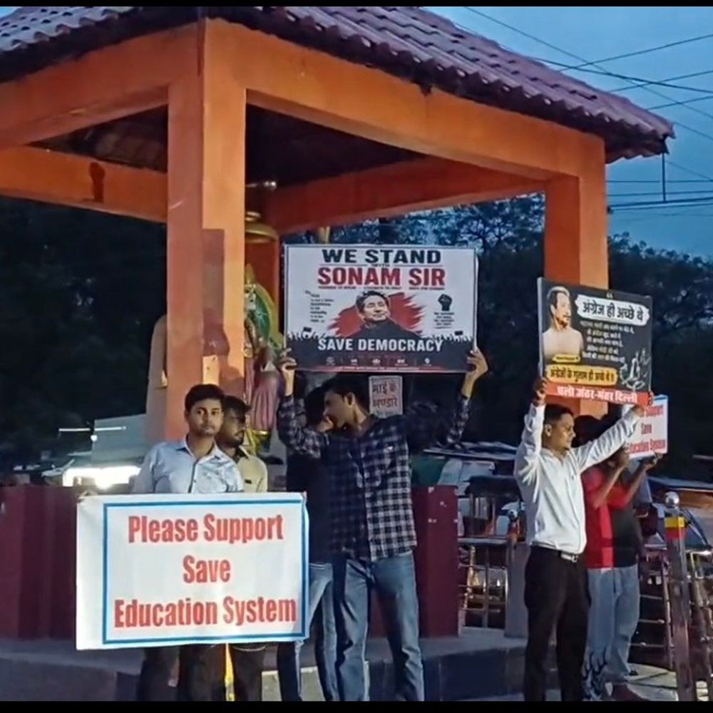 पोस्टर, तख्तियां और नारे, शिक्षा बचाने चौराहे पर उतरे छात्र:दतिया में 'सेव एजुकेशन सिस्टम' अभियान के समर्थन में युवाओं का प्रदर्शन