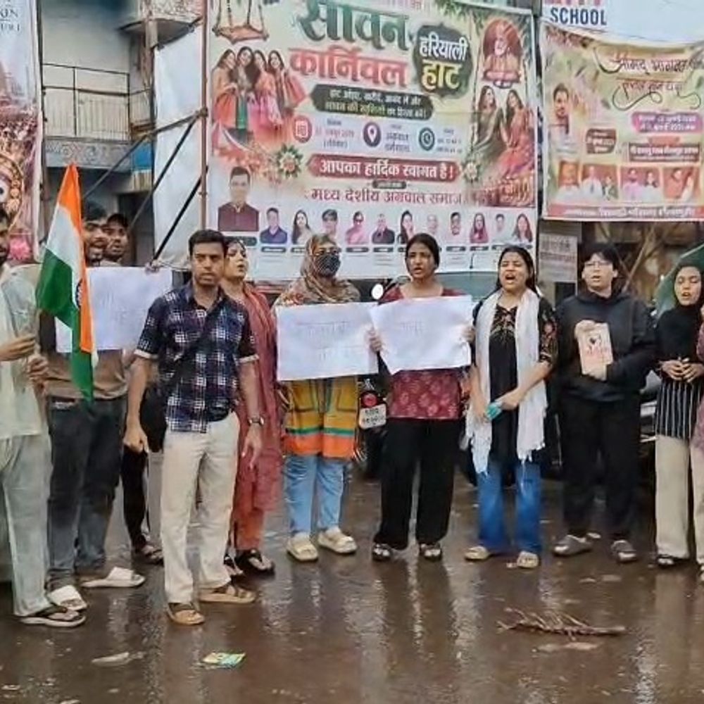 
                 दिल्ली छात्र आंदोलन के समर्थन में शिवपुरी में सांकेतिक प्रदर्शन:पेपर लीक, लाठीचार्ज के विरोध में छात्रों ने केंद्रीय शिक्षा मंत्री के इस्तीफे की मांग उठाई 
            