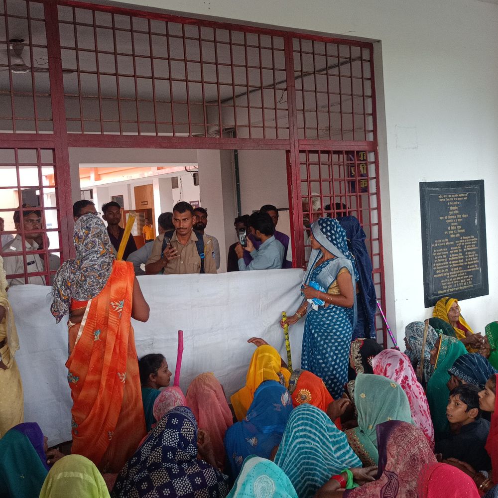
                 मऊगंज में आदिवासियों का प्रदर्शन:घर टूटने के 21 दिन बाद भी नहीं मिला पुनर्वास, जमीन देने की मांग 
            