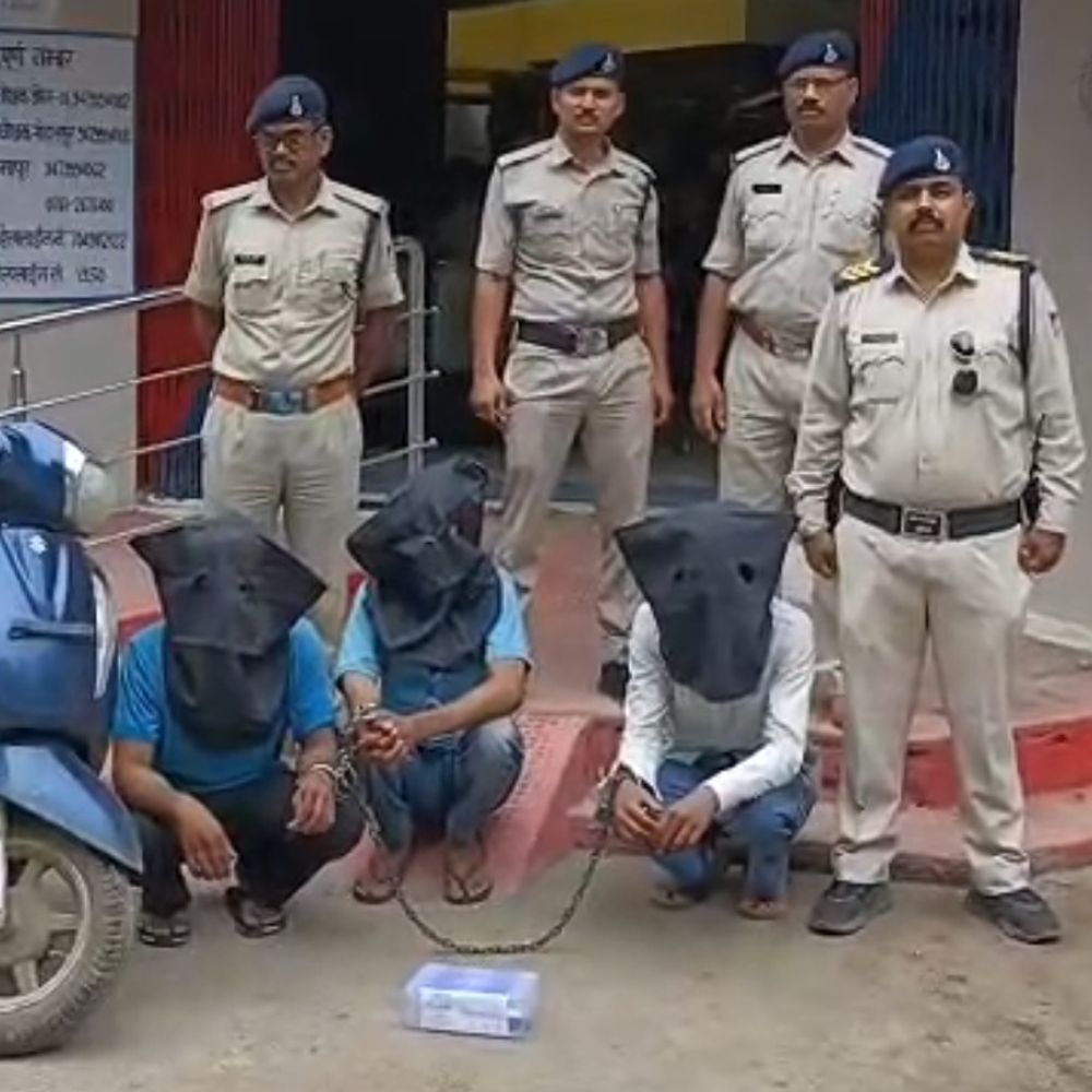 
                 जबलपुर में स्कूटी लूटने वाले 3 बदमाश गिरफ्तार:वारदात में प्रयुक्त वाहन, कट्टा और कारतूस भी बरामद 
            