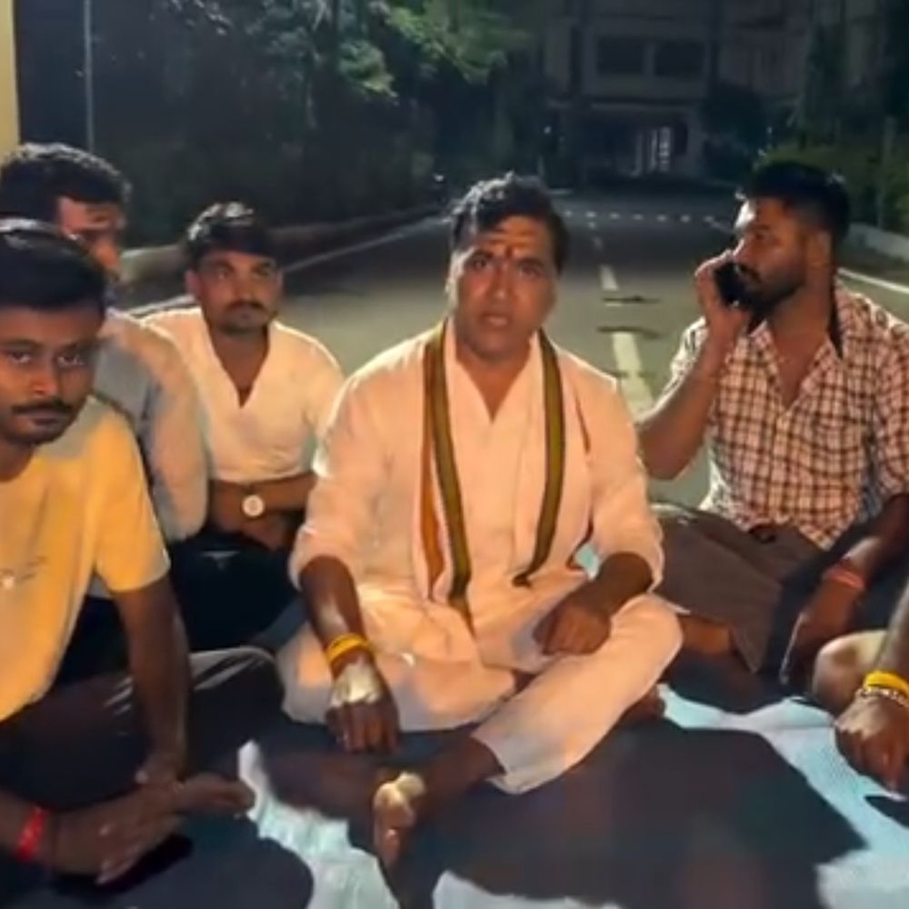 
                 राहुल की गिरफ्तारी के विरोध में कांग्रेस का धरना:राजगढ़ जिपं अध्यक्ष बोले- छात्रों को न्याय मिलना चाहिए, शिक्षा मंत्री इस्तीफा दें 
            