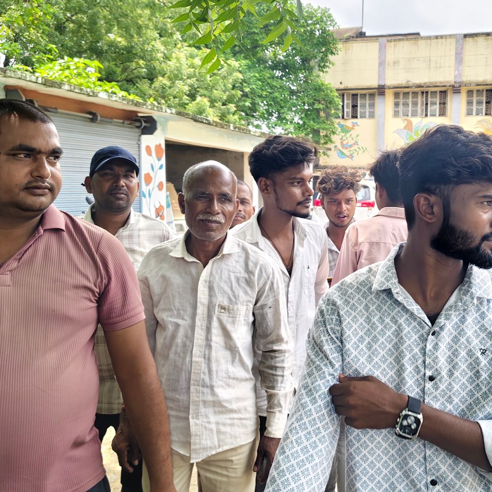 
                 जनसुनवाई पति की शिकायत करने पहुंची पत्नी:बोली- मारपीट करता है, सड़क के लिए 20 ग्रामीणों ने किया प्रदर्शन 
            