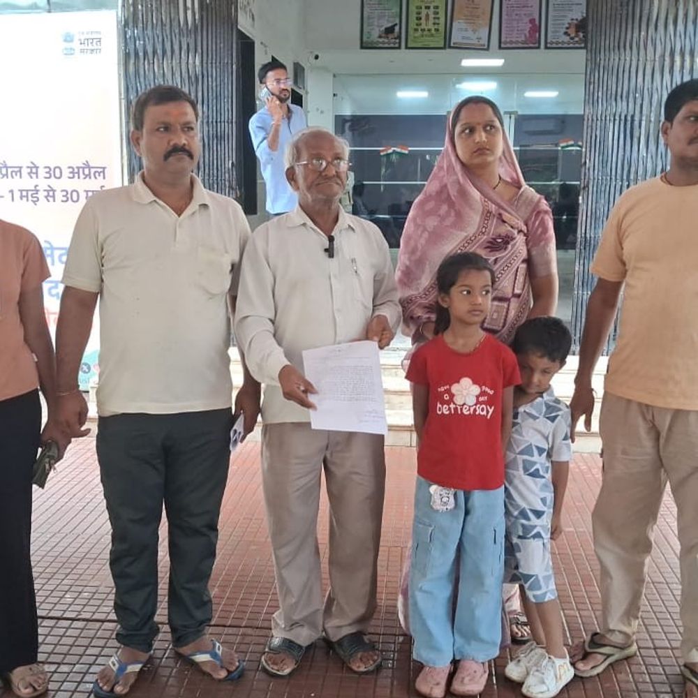 
                 जनसुनवाई में कलेक्टर से न्याय की गुहार लगाने पहुंची मां:बोली- पुलिस ने बेटे को पीटा और चार लाख मांगे, 3 दिन से नहीं आया घर 
            