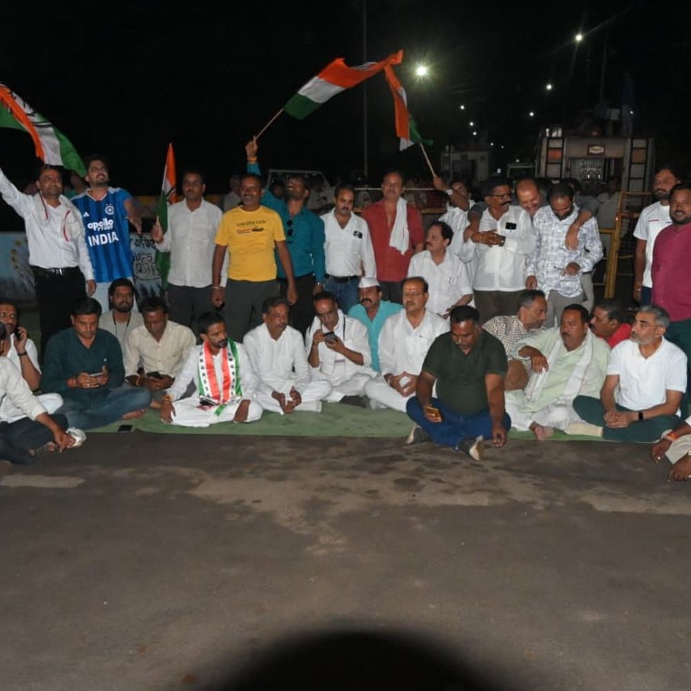 
                 राहुल गांधी की गिरफ्तारी, विदिशा में कांग्रेस का प्रदर्शन:कलेक्ट्रेट कूच रोकने बैरिकेडिंग, नीमताल चौराहे पर बैठे कार्यकर्ता; रिहाई की मांग उठाई 
            