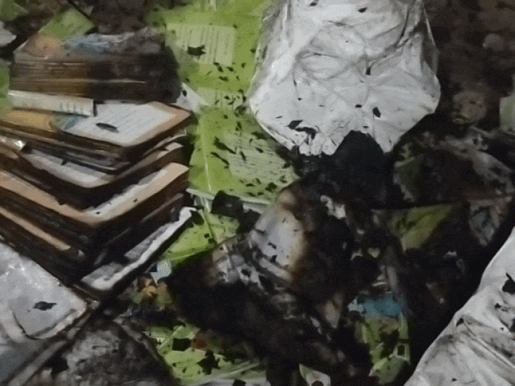 
                 रीवा में 35 लाख की 450 बंडल किताबें गायब:गोदाम में लगी आग, भोपाल से जांच टीम पहुंचती उससे पहले बचा स्टॉक भी जलकर राख 
            