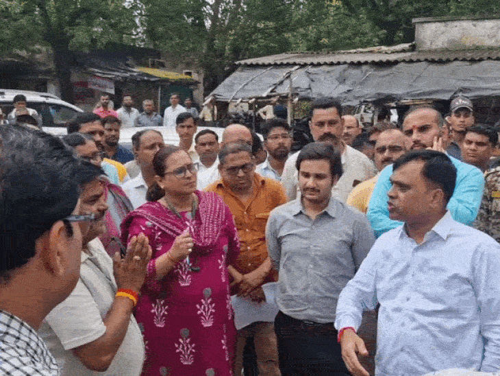 
                 रीवा कलेक्टर बोले- मेहरिया मर्द हो गईं अब:महिला कर्मचारी से विवाद पर RTO पहुंचे, प्राइवेट कर्मचारी की बात पर भड़के 
            