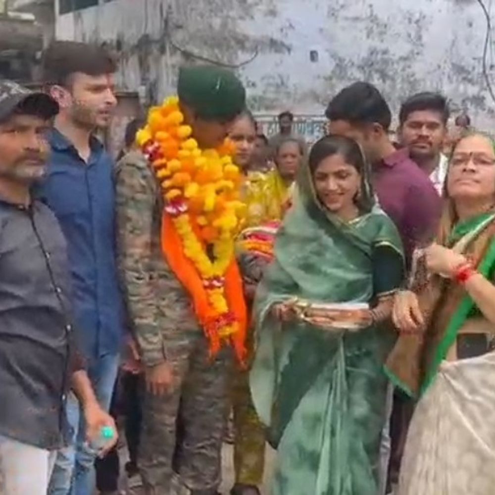 
                 अग्निवीर लकी वर्मा 6 माह की ट्रेनिंग के बाद गांव:सेना की वर्दी में बैंड-बाजों के साथ हुआ भव्य स्वागत, पुष्पवर्षा और तिरंगे के साथ ग्रामीणों ने किया सम्मान 
            