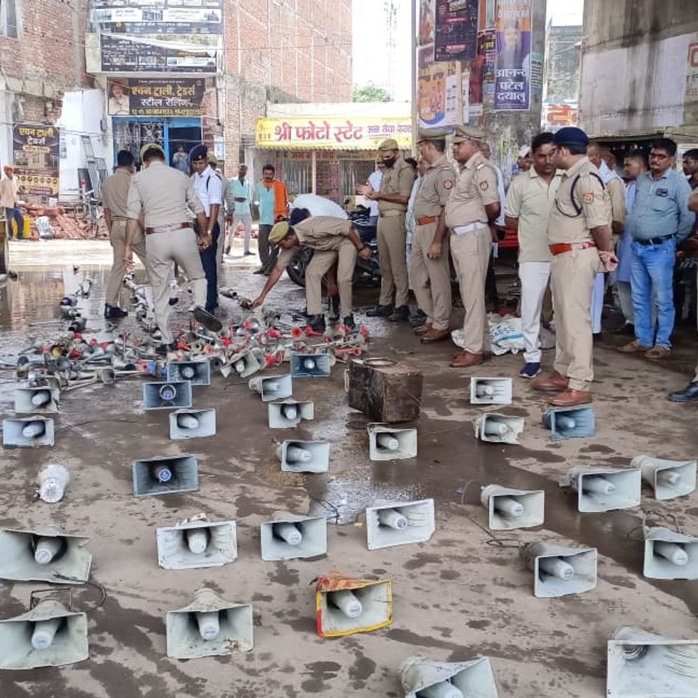 सोनभद्र पुलिस ने 620 अवैध उपकरण नष्ट किए:मॉडिफाइड साइलेंसर, प्रेशर हॉर्न और हूटर के खिलाफ अभियान