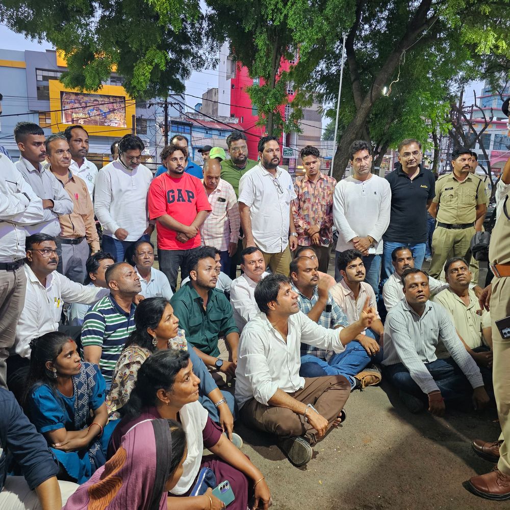 
                 मंदसौर में एनएसयूआई कार्यकर्ता हिरासत में, थाने पर हंगामा:दिल्ली लाठीचार्ज के विरोध में प्रदर्शन; 2 घंटे बाद रिहा हुए कार्यकर्ता 
            