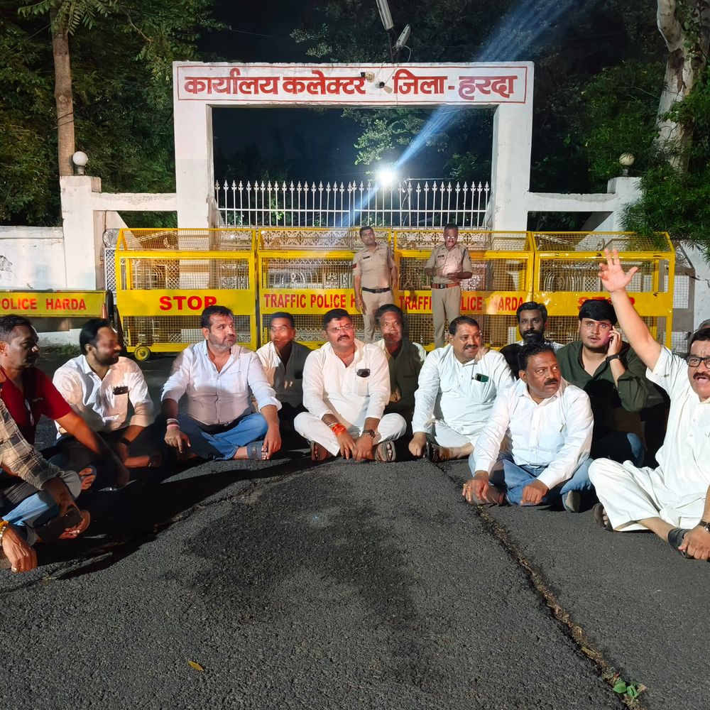 
                 हरदा में कांग्रेस ने प्रधानमंत्री का पुतला फूंका:कांग्रेस ने राहुल गांधी रिहाई, शिक्षा मंत्री इस्तीफा और पेपर लीक जांच की मांग उठाई 
            