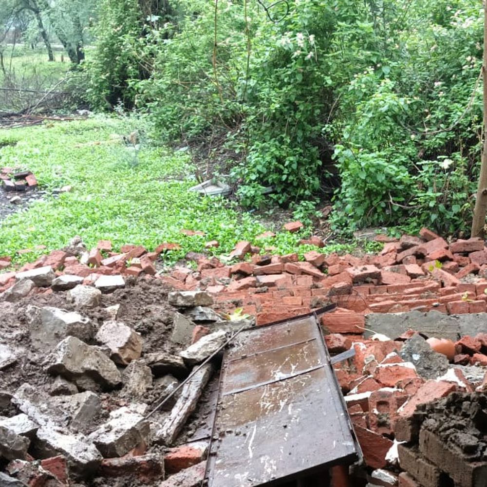 
                 मैहर में भारी बारिश से जर्जर मकान ढहा:परिवार पहले ही छोड़ चुका था घर; घरेलू सामान मलबे में दबा 
            