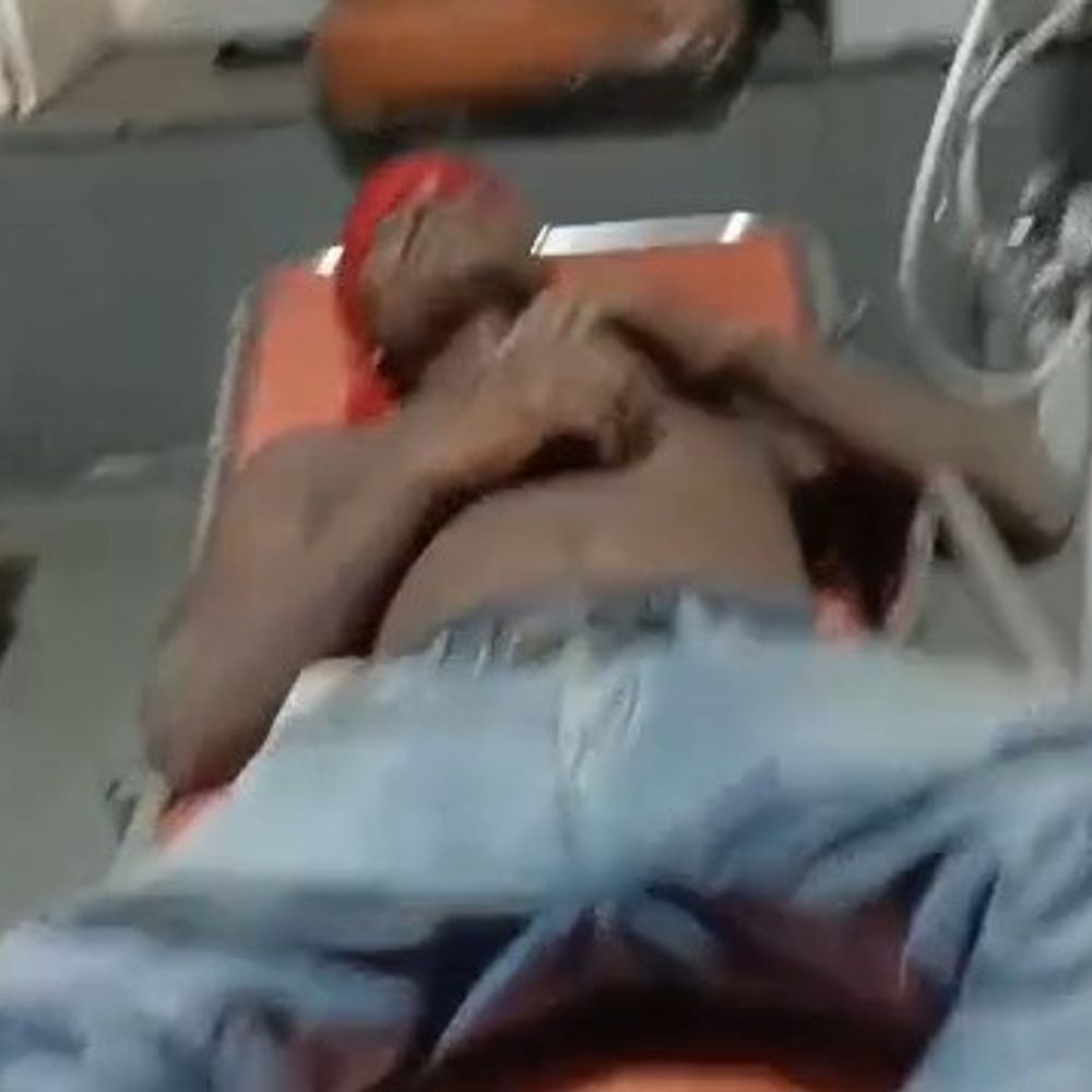 
                 मवेशी को बचने में बाइक फिसली, युवक घायल:सिर में गंभीर चोट, अस्पताल में भर्ती; 108 एंबुलेंस ने पहुंचाया अस्पताल 
            