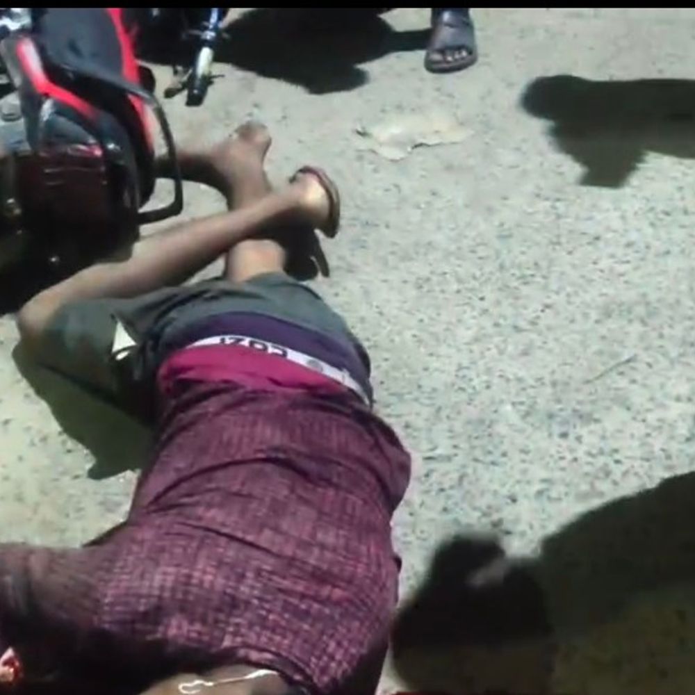 
                 सिलेंडर लोड ट्रक के नीचे आया बाइक सवार, VIDEO:सीधी में गाय से टकराने के बाद बैलेंस बिगड़ा; मोटरसाइकिल समेत गिरा 
            
