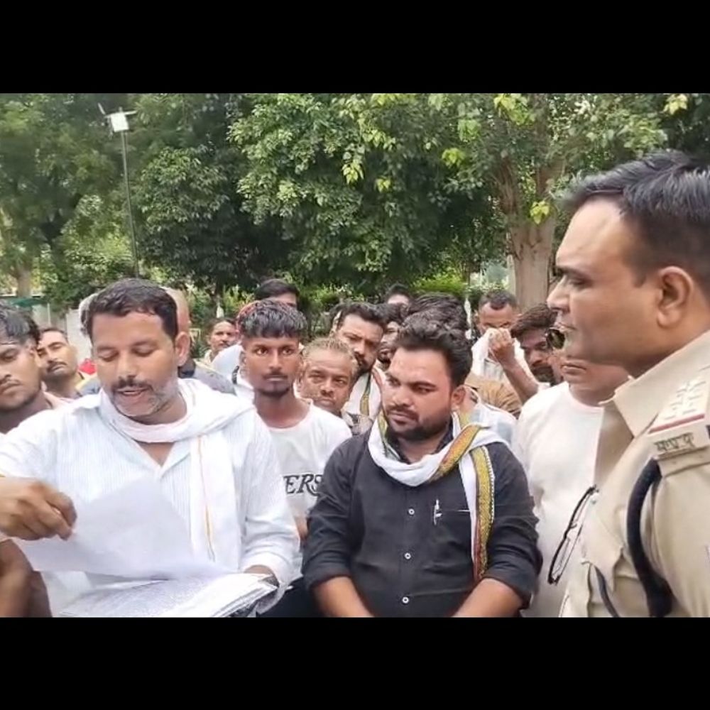 
                 सीएमओ पर कार्रवाई की मांग, सफाईकर्मियों की हड़ताल जारी:20 वार्डों में सफाई ठप, कचरे के ढेर लगे; कर्मचारी कार्रवाई तक आंदोलन पर अड़े 
            