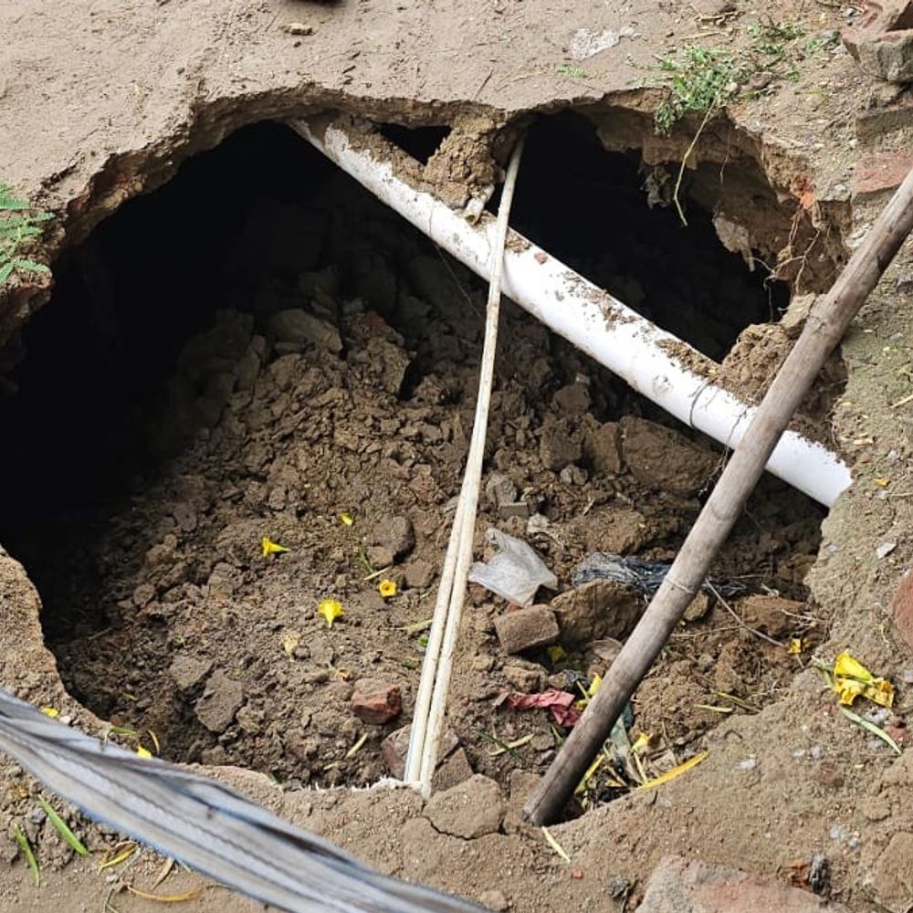 कालिंदी विहार में सीवर धंसा, 10 फुट सड़क ध्वस्त:बरसात में हुआ हादसा, वर्षों से अधूरे सड़क निर्माण की मांग