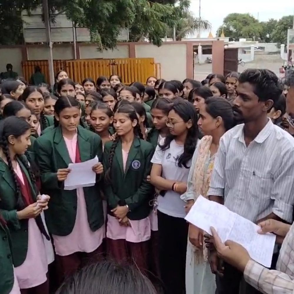 
                 खरगोन में 250 छात्राएं 10 किमी पैदल कलेक्ट्रेट पहुंचीं:अधीक्षिका के निलंबन का विरोध कर रहीं, 1.98 लाख की अनियमितता के आरोप में हुईं थी सस्पेंड 
            