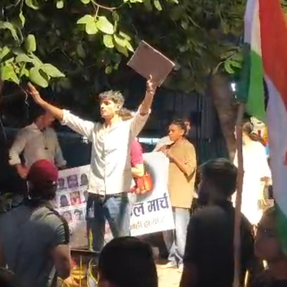 
                 नीट पेपर लीक विरोध में छात्रों ने निकाला कैंडल मार्च:धार में तिरंगा और मोमबत्तियां लेकर निष्पक्ष जांच, दोषियों पर कार्रवाई की मांग 
            