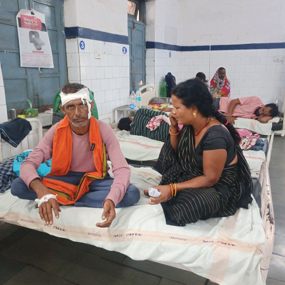
                 हीरे की खदान जा रहे ठेकेदार पर हमला:पति-पत्नी ने किया पथराव; सिर में आई चोट, जमीन को लेकर है विवाद 
            