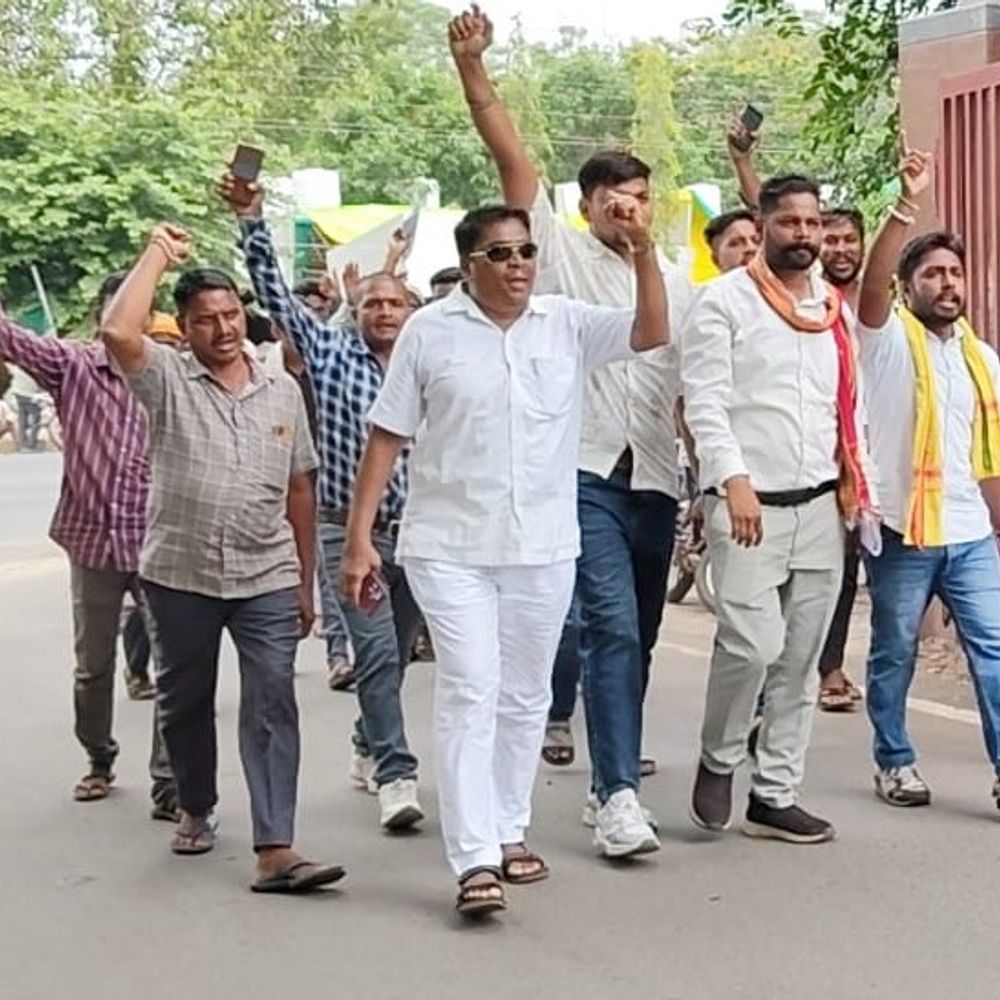 
                 ग्रामीणों ने किया खनिज खदान सर्वे-नीलामी का विरोध:नारे लगाते हुए पहुंचे कलेक्ट्रेट, प्रक्रिया रद्द करने की मांग 
            