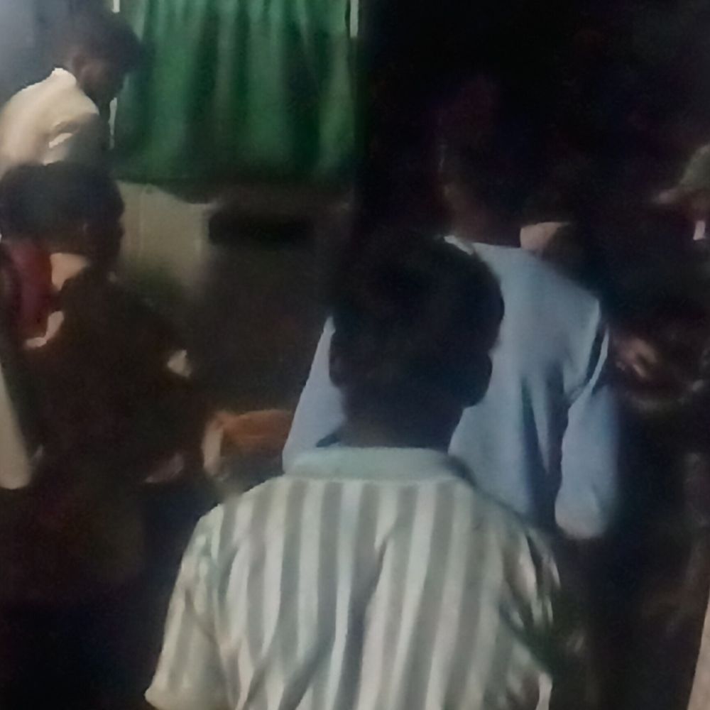 अकोढ़ी के पास बाइक की टक्कर से दंपति घायल:महिला सदर अस्पताल रेफर किया गया, खेत से पैदल घर लौट रहे थे