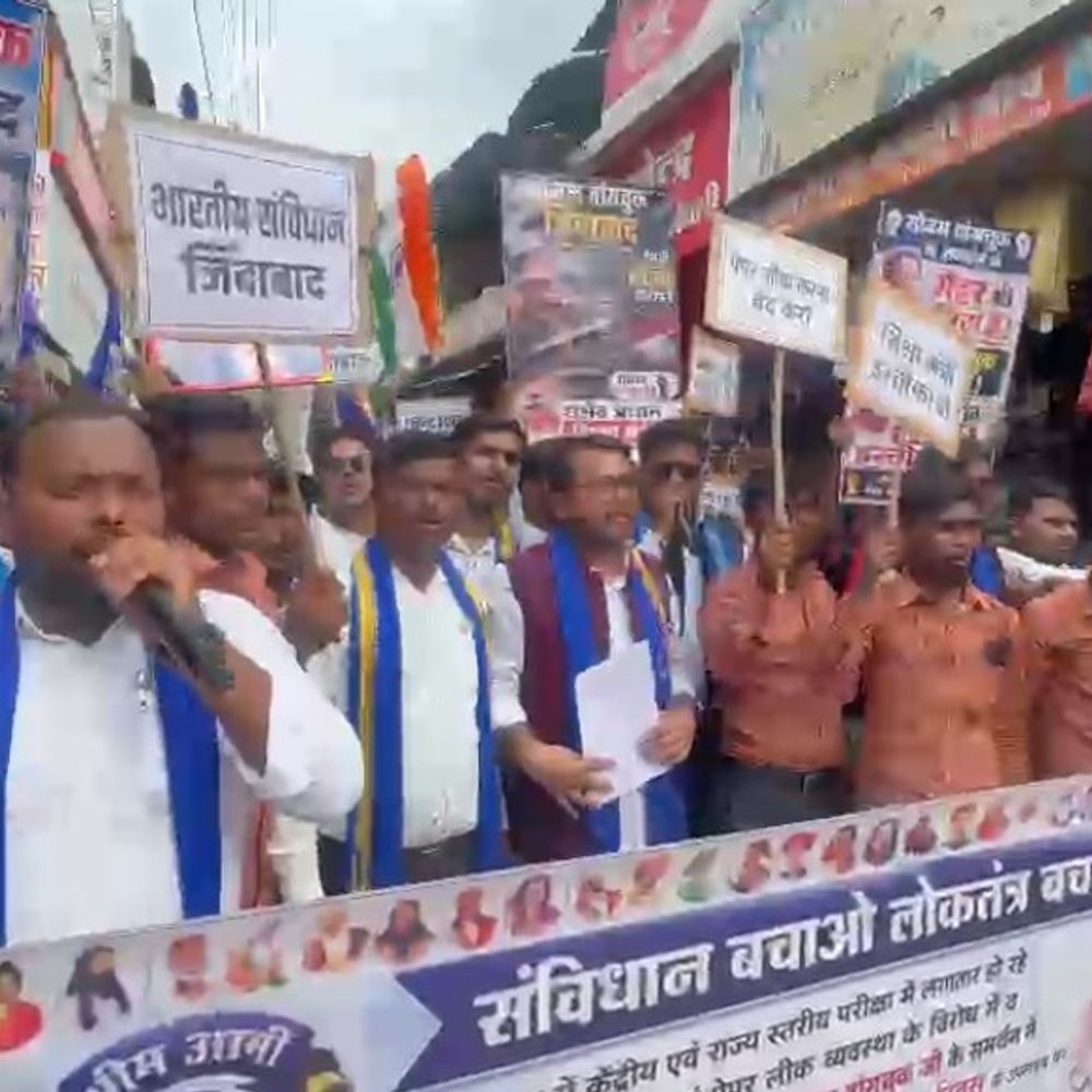 
                 भीम आर्मी का प्रदर्शन, शिक्षा मंत्री के इस्तीफे की मांग:अमरपाटन में कार्यकर्ताओं ने निकाला जुलूस; बोले- बाबा साहब की प्रतिमा का सौंदर्यीकरण हो 
            