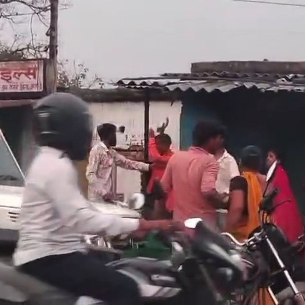 
                 प्रेम प्रसंग में युवक पर हॉकी-डंडों से हमला:सिंगरौली में निगाही मोड़ पर हुई मारपीट; वायरल वीडियो से पुलिस आरोपी की तलाश कर रही 
            