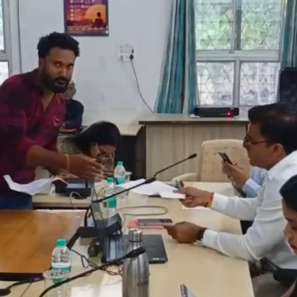 
                 धार में स्कूल की मनमानी, बेटी को नहीं दी टीसी:चार बार से जनसुनवाई में पहुंच रहा पिता, अतिरिक्त फीस मांगने का आरोप 
            
