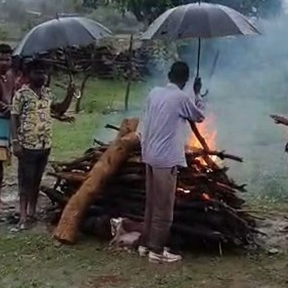 
                 दमोह में छाता लगाकर होते अंतिम संस्कार का VIDEO:पांच घंटे चिता के पास खड़े रहे परिजन, ग्रामीण बोले- मंत्री तक ने नहीं सुनी 
            