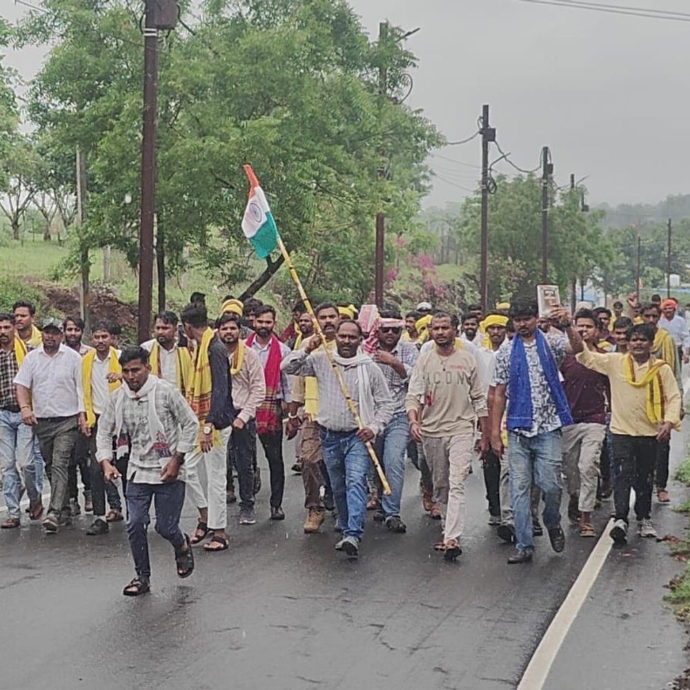 
                 बड़वानी कलेक्टर कार्यालय के बाहर जयस का प्रदर्शन:ज्ञापन लेने नहीं आए अधिकारी, प्रति जलाकर जताया विरोध 
            